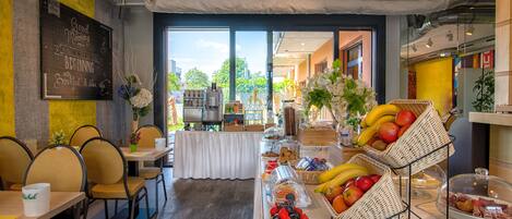 Frokost serveres, utsikt mot hagen