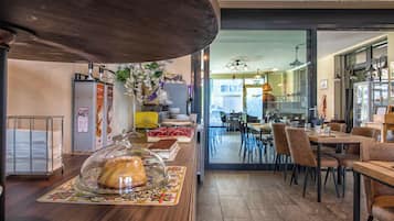 Desayuno buffet (CHF 18 por persona)