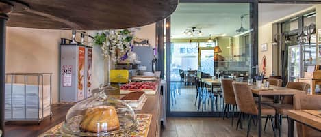 Petit déjeuner buffet (18 CHF par personne)
