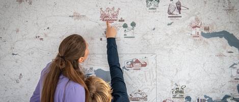 Un mapa con varios lugares señalados, incluyendo un llamativo letrero de LEGO Land.