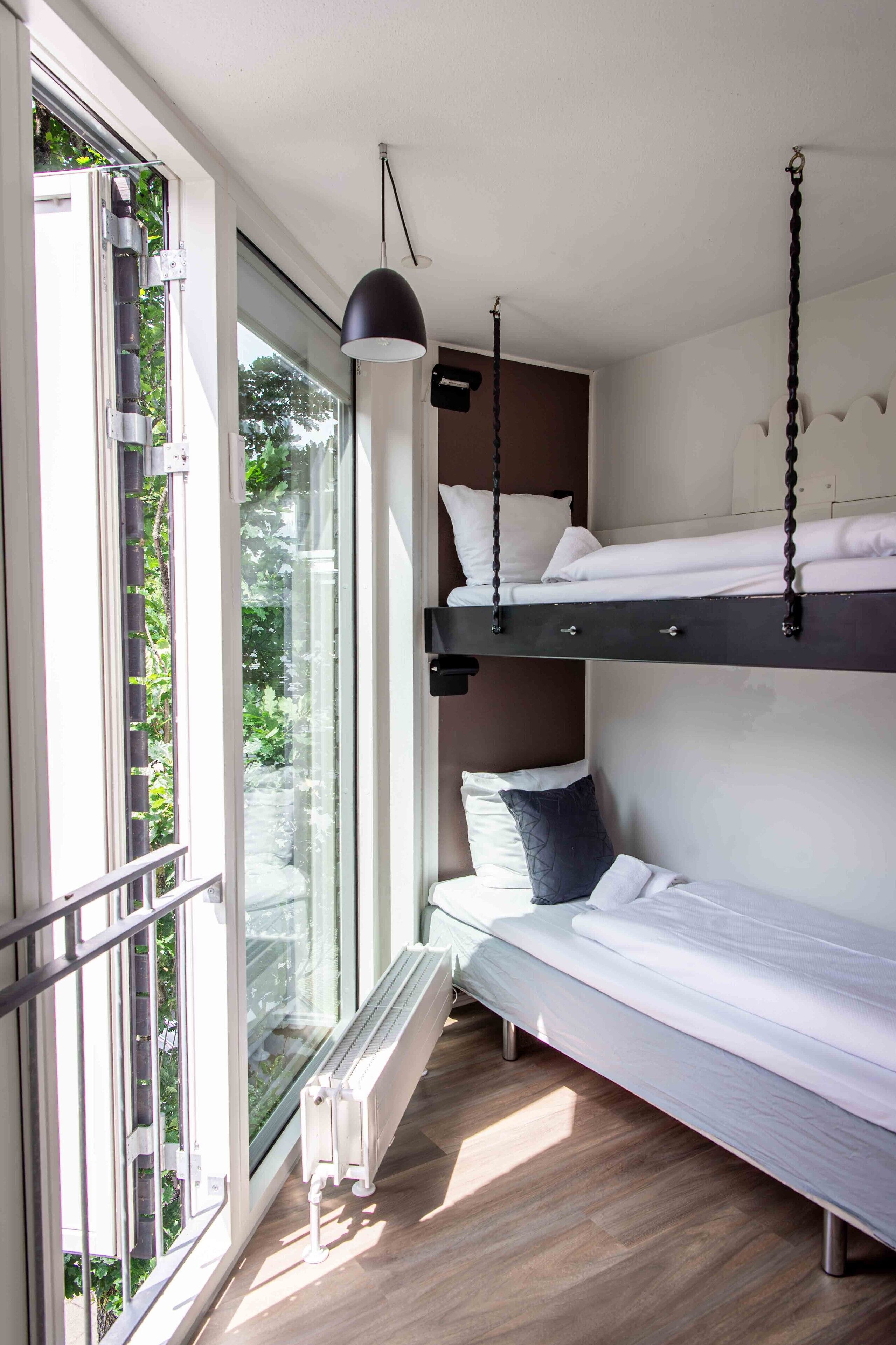 Allergikerbettwaren, Zimmersafe, individuell dekoriert, Schreibtisch