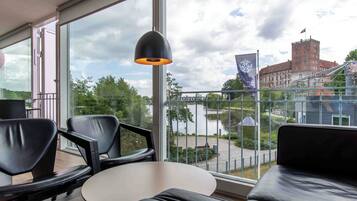 Lejlighed - 1 soveværelse - delvis søudsigt (Lake view) | Opholdsområde | 42-tommers tv med digitale kanaler, streamingtjenester