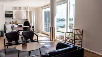 Apartment, 3 Bedrooms (Street-side) | Hypo-allergenic bedding, in-room safe, individually decorated, desk