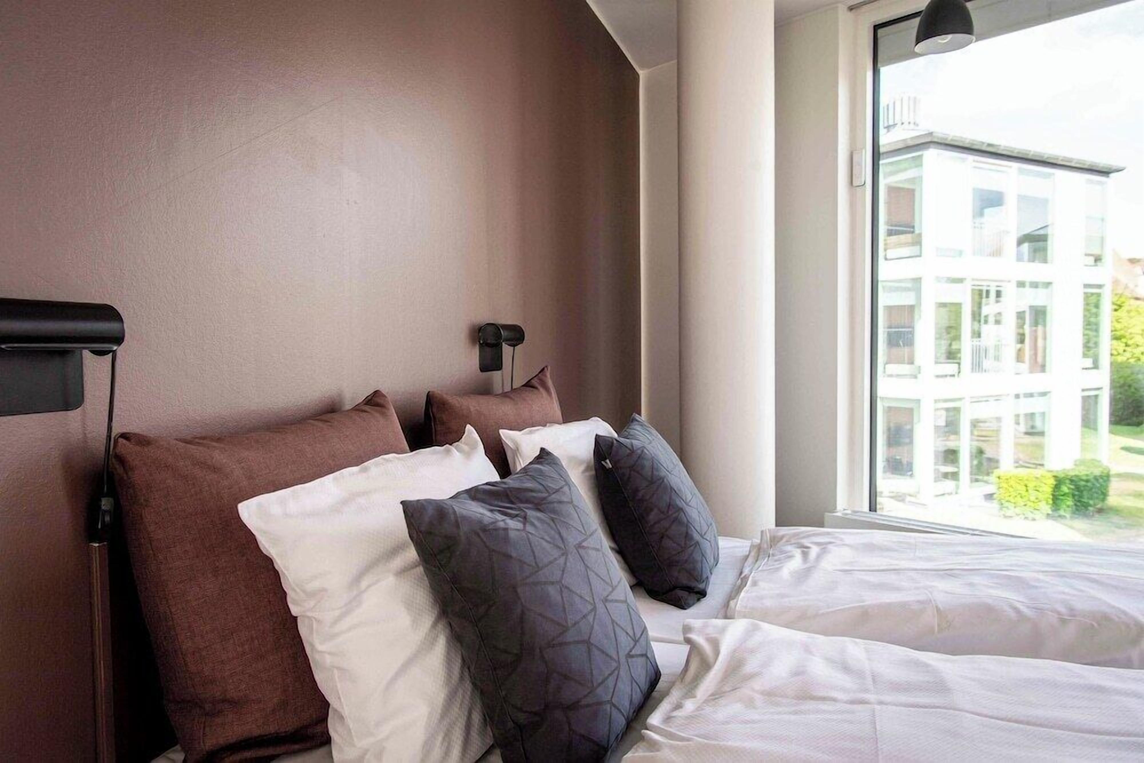 Hypo-allergenic bedding, in-room safe, individually decorated, desk