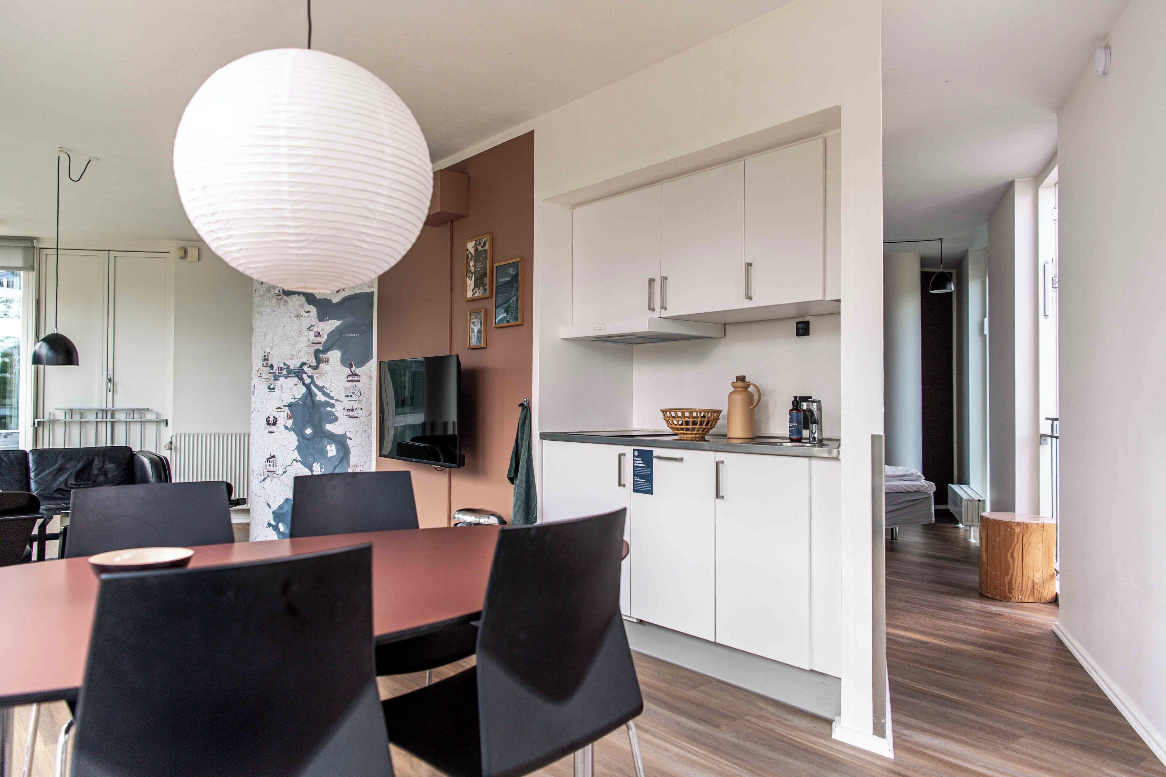 Ropa de cama hipoalergénica y caja de seguridad en la habitación 