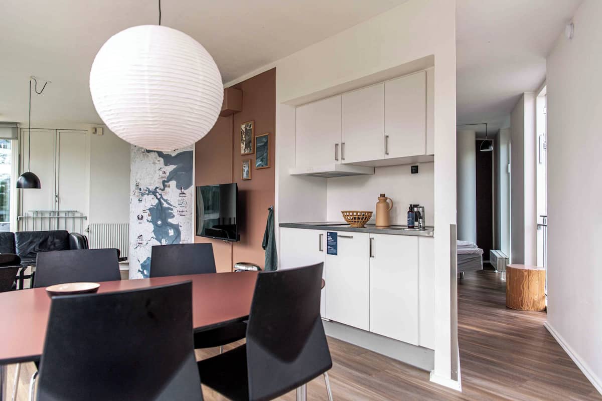 2 bedrooms, hypo-allergenic bedding, in-room safe