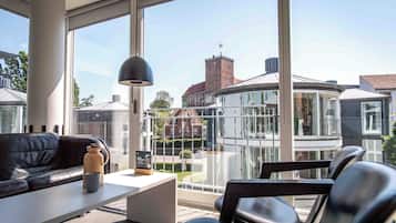 Hypo-allergenic bedding, in-room safe, individually decorated, desk