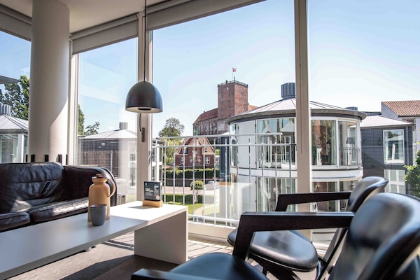 Ropa de cama hipoalergénica y caja de seguridad en la habitación