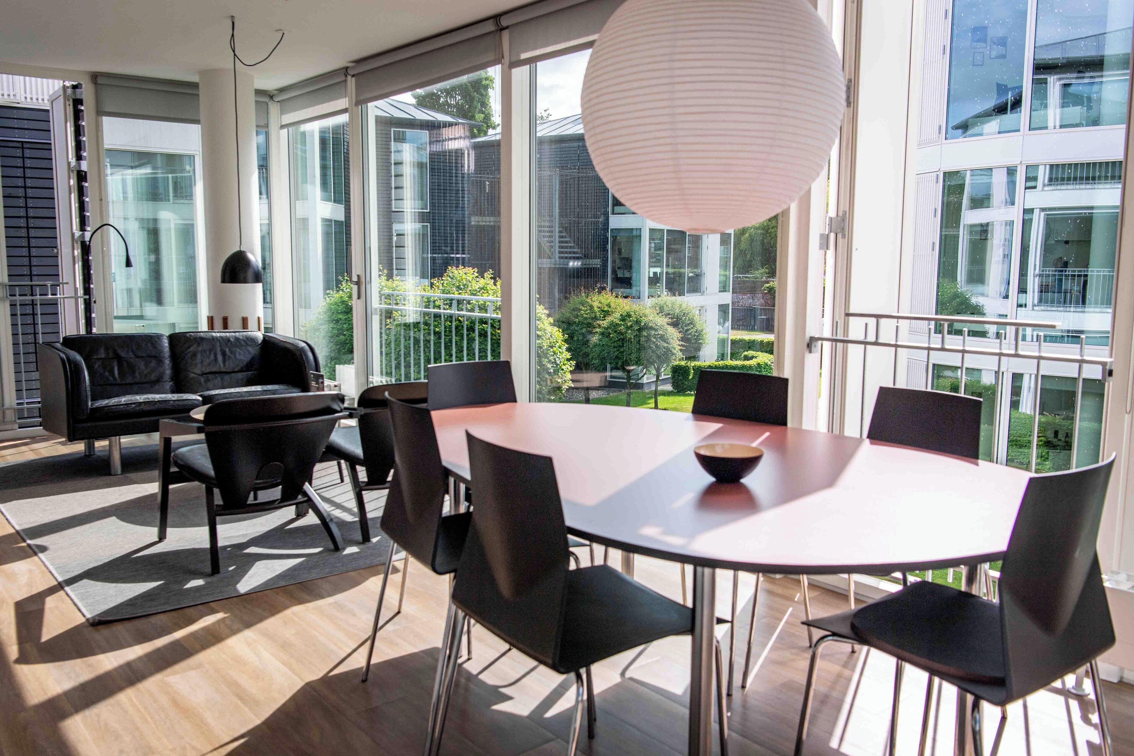 Ropa de cama hipoalergénica y caja de seguridad en la habitación 