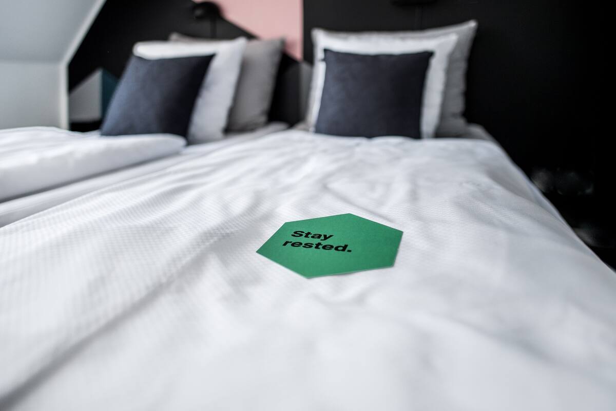 Hypo-allergenic bedding, in-room safe, individually decorated, desk