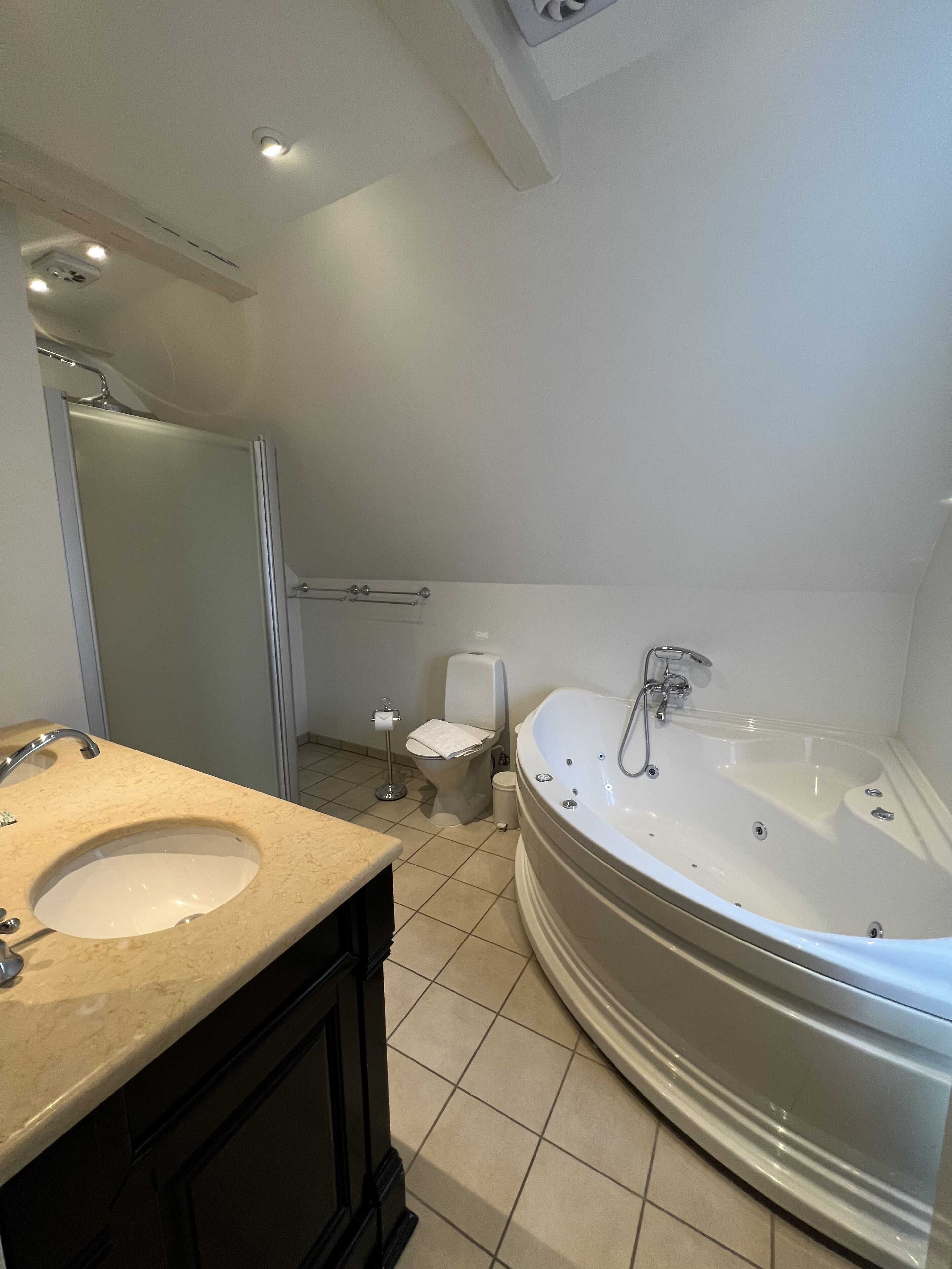 A bathroom with a sink, toilet, and bathtub.