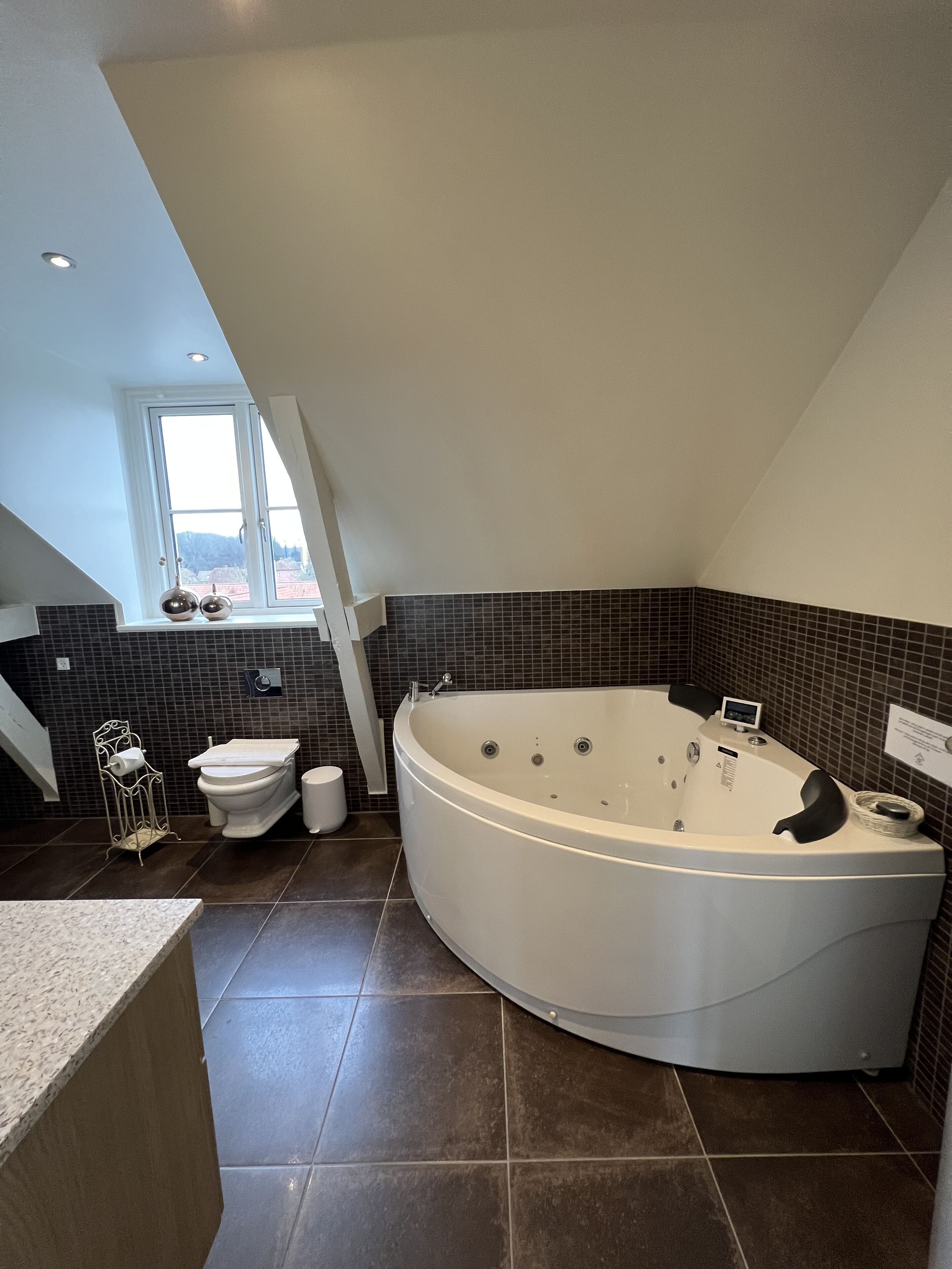Une salle de bain moderne avec une baignoire sur pieds, des toilettes et un lavabo.