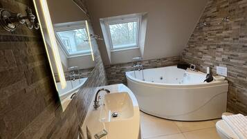 Junior Suite | Premium bedding, soundproofing, iron/ironing board, free WiFi