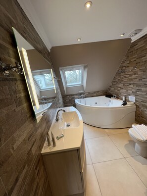 Junior Suite | Premium bedding, soundproofing, iron/ironing board, free WiFi - Bandholm Badehotel (Bandholm)