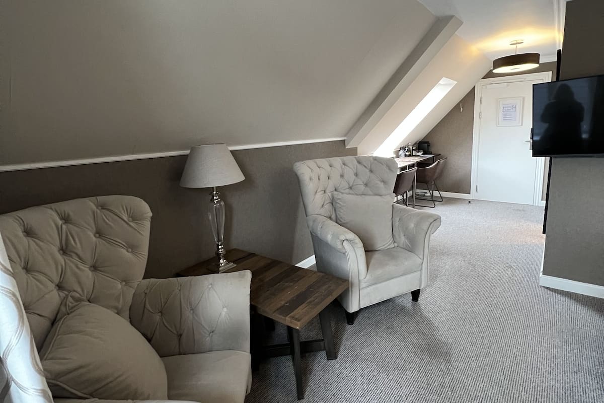 Suite junior | 1 habitación, ropa de cama de alta calidad y insonorización