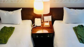 和洋室7階(6階までエレベーターでお上がりいただき、6階からは階段となります) | 羽毛の掛け布団、デスク、遮光カーテン、WiFi (無料)