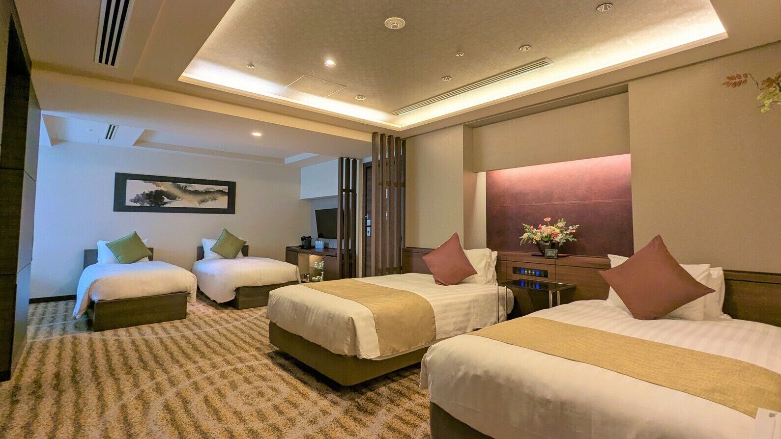 เครื่องนอนระดับพรีเมียม, ผ้านวมขนเป็ด, ตู้นิรภัยในห้องพัก, ผ้าม่านกันแสง