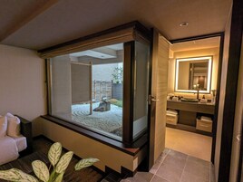 Suite familiar, no fumadores | Baño | Ducha y bañera combinadas y artículos de higiene personal gratuitos