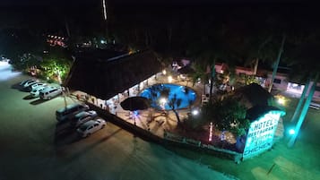 2 piscines extérieures, parasols de plage, chaises longues