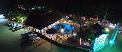 2 piscines extérieures, parasols de plage, chaises longues