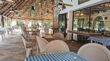 Se sirven desayunos, comidas y cenas con vista a la alberca