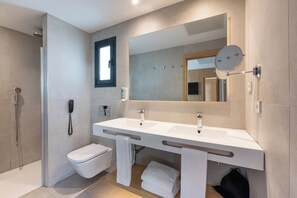Combined shower/tub, eco-friendly toiletries, hair dryer, towels - Valentin Playa de Muro (Muro)