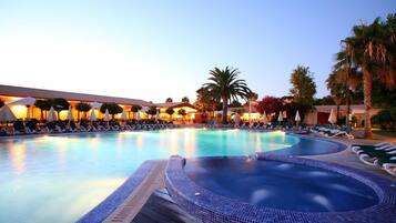 2 outdoor pools, pool loungers