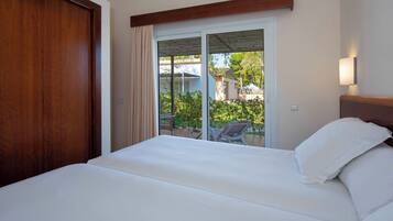 1 dormitorio, ropa de cama de alta calidad, escritorio y cortinas opacas