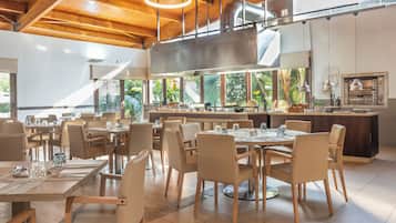 Frokost, lunsj og middag serveres, internasjonale retter, uteservering