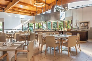 Se sirven desayunos y cocina internacional (con mesas al aire libre) 