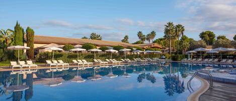 2 kolam renang outdoor, dengan kursi berjemur