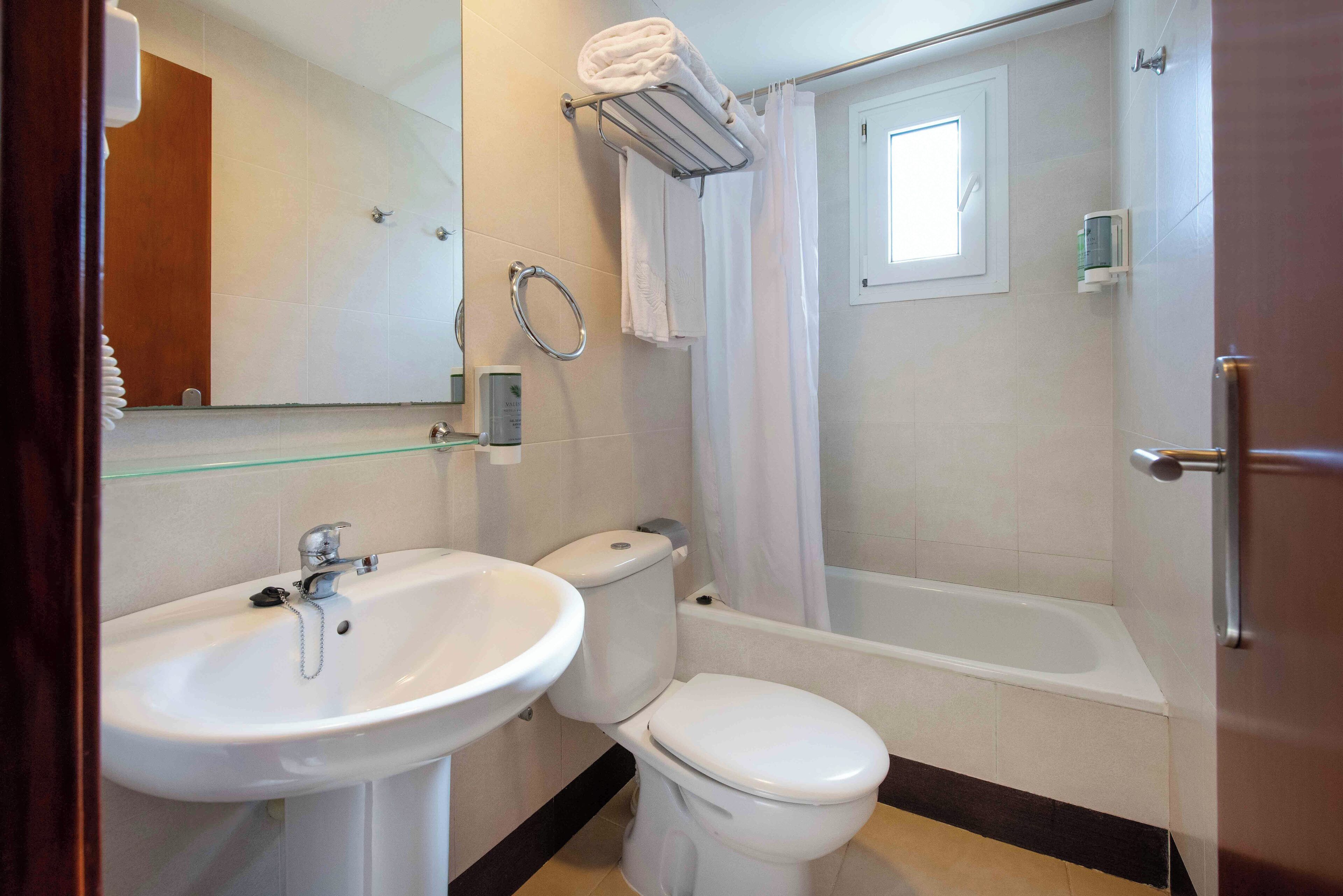 combined shower/bathtub, eco-friendly toiletries, hair dryer, towels