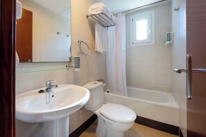 Kombinert dusj/badekar, miljøvennlige toalettsaker, hårføner og håndklær