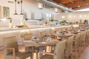 Breakfast, lunch, dinner served; international cuisine, alfresco dining 