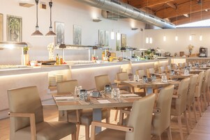 Breakfast, lunch, dinner served; international cuisine, alfresco dining 