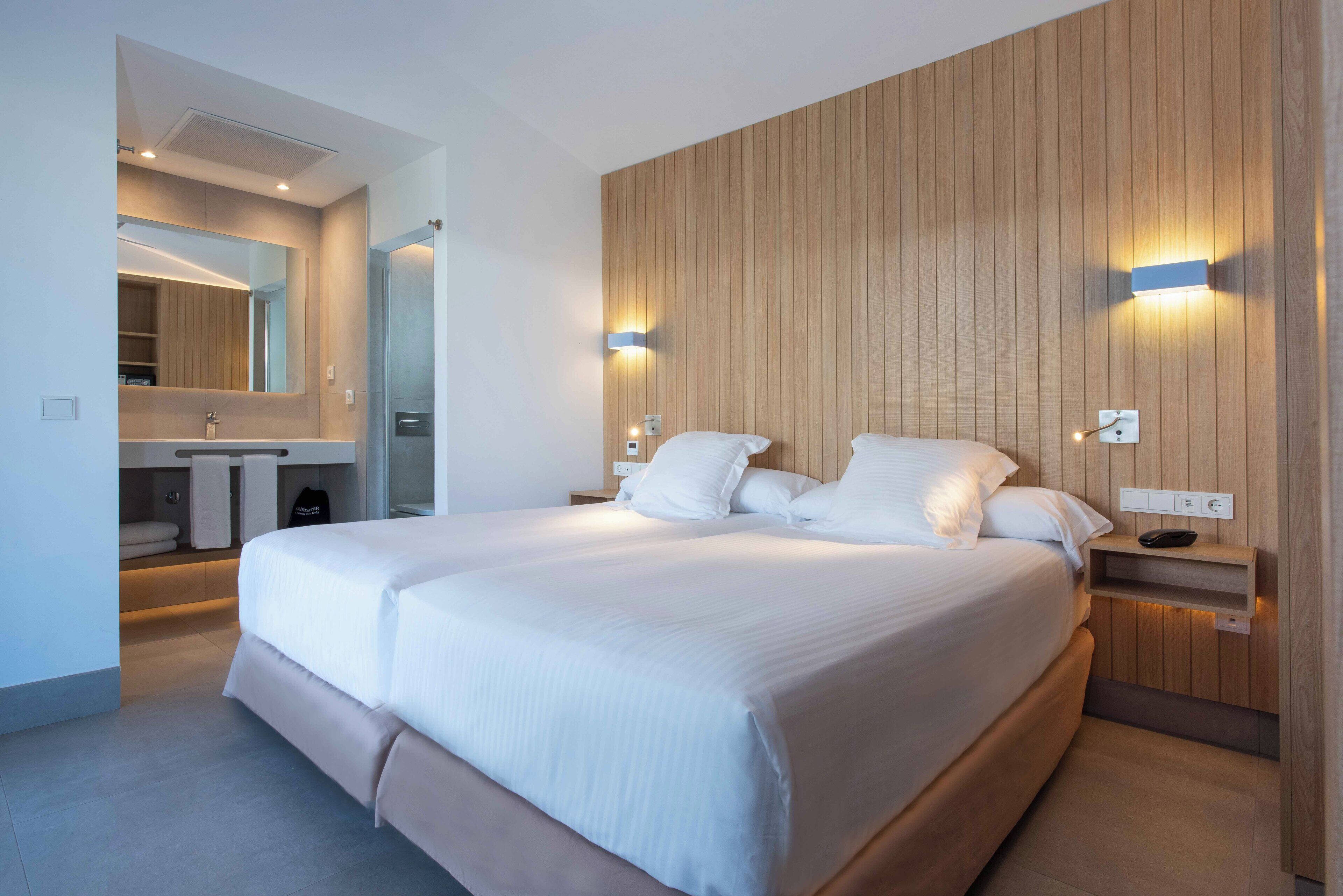 1 dormitorio, ropa de cama de alta calidad, escritorio y cortinas opacas