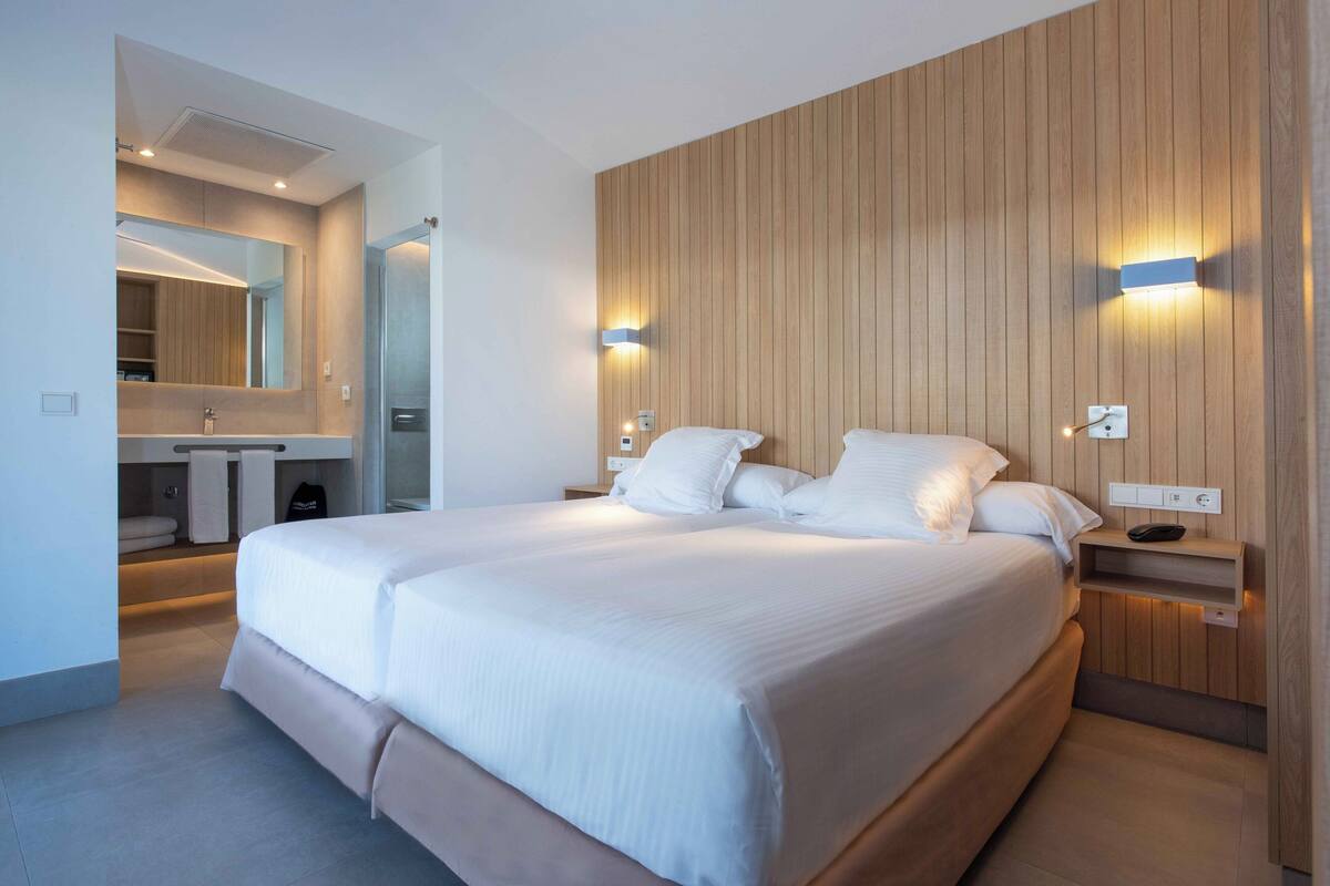 1 bedroom, premium bedding, desk, blackout curtains