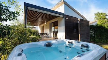 1 phòng ngủ, bộ đồ giường cao cấp, bàn, màn/rèm cản sáng