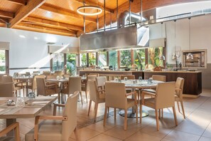 Petit déjeuner et déjeuner servis sur place, restauration en plein air 