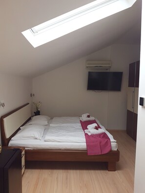 Standard Double Room | Minibar, individually decorated, individually furnished, desk