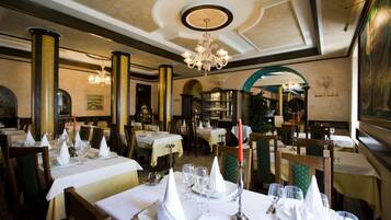 Petit déjeuner, déjeuner, dîner et brunch servis sur place