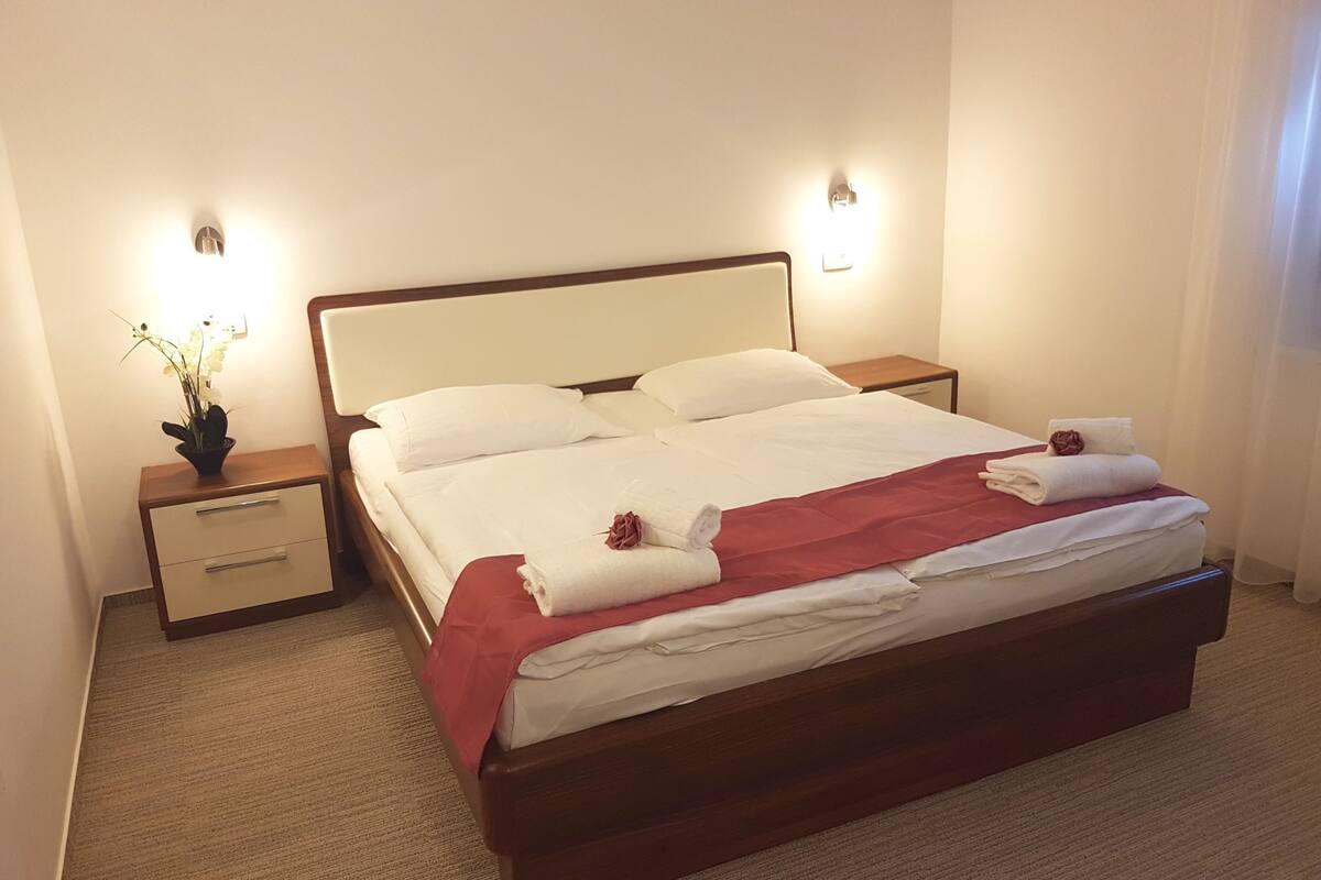 Minibar, desk, blackout drapes, WiFi (free)