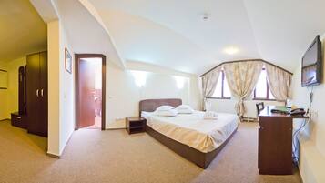 Kamar Double Ekonomi | 1 kamar tidur, minibar, brankas, dan meja kerja