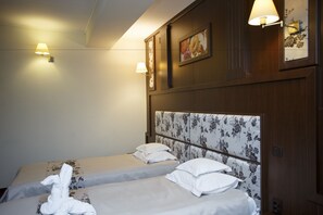 Executive Twin Room, 2 Twin Beds | 1 bedroom, minibar, in-room safe, desk