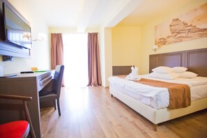 ميني بار وخزنة داخل الغرفة ومكتب وتجهيزات عازلة للصوت