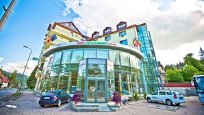 A modern hotel with a glass facade, a restaurant bar, and a conference room. - Hotel Piemonte (Predeal)