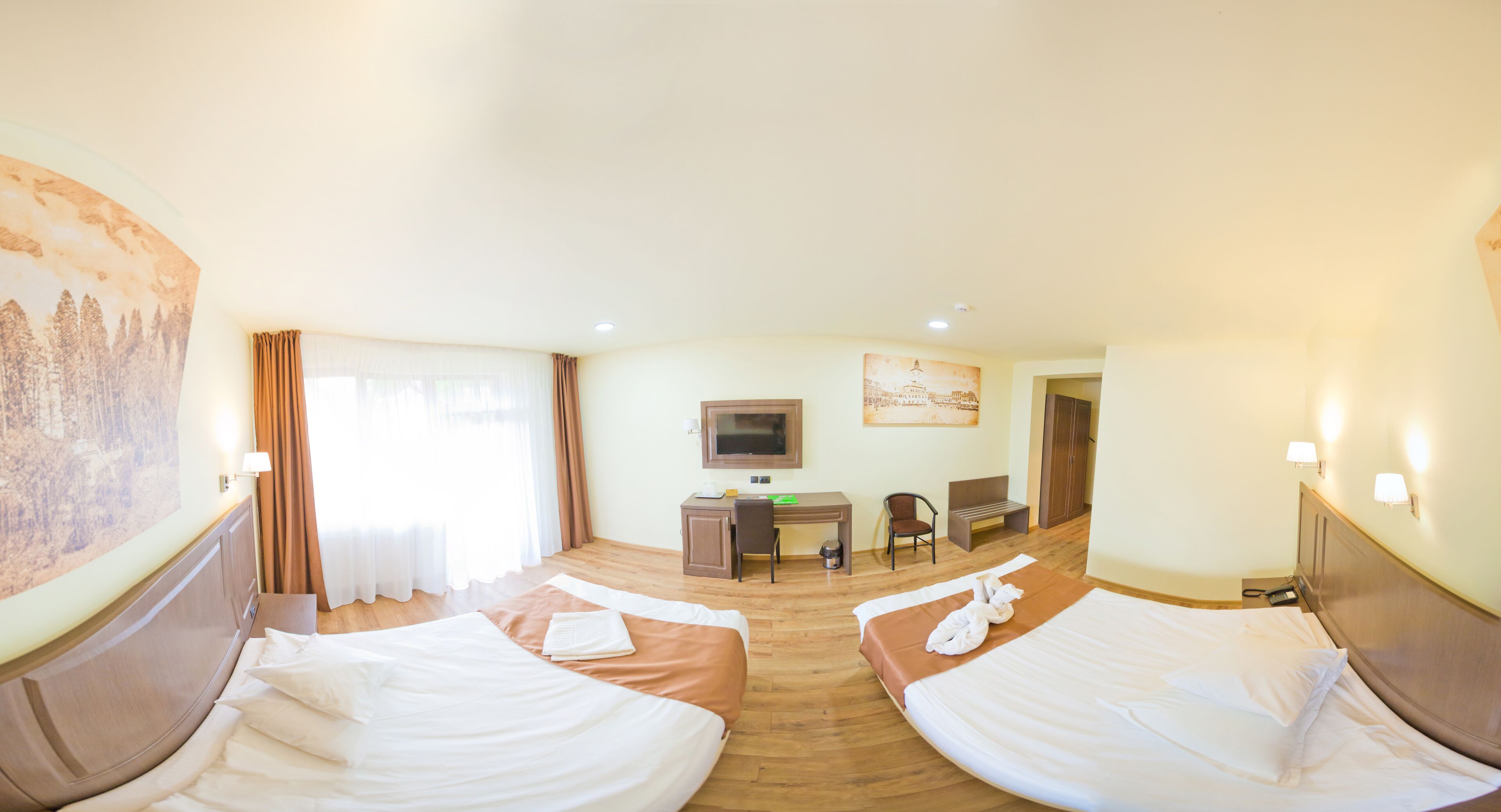Una habitación de hotel con dos camas, un escritorio, una silla, un televisor y un cuadro en la pared.