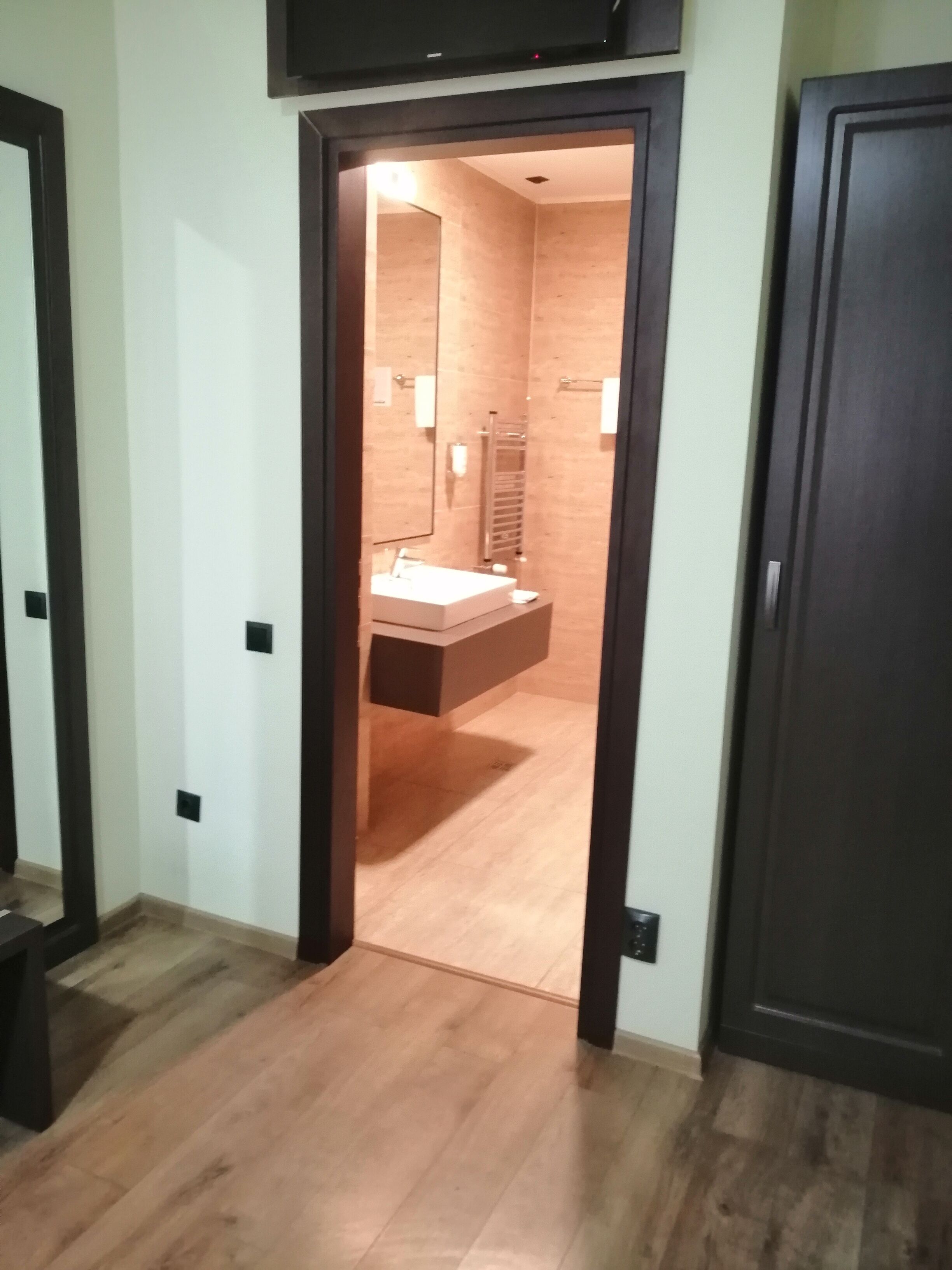 Habitación económica con 2 camas individuales | Minibar, caja de seguridad en la habitación y escritorio 