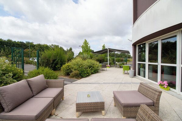Terrace/patio - Brit Hotel Saint-Méen-le-Grand en Brocéliande (Saint-Onen-la-Chapelle)