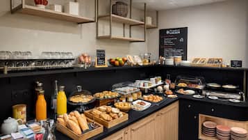 Petit déjeuner buffet (13.5 EUR par personne)